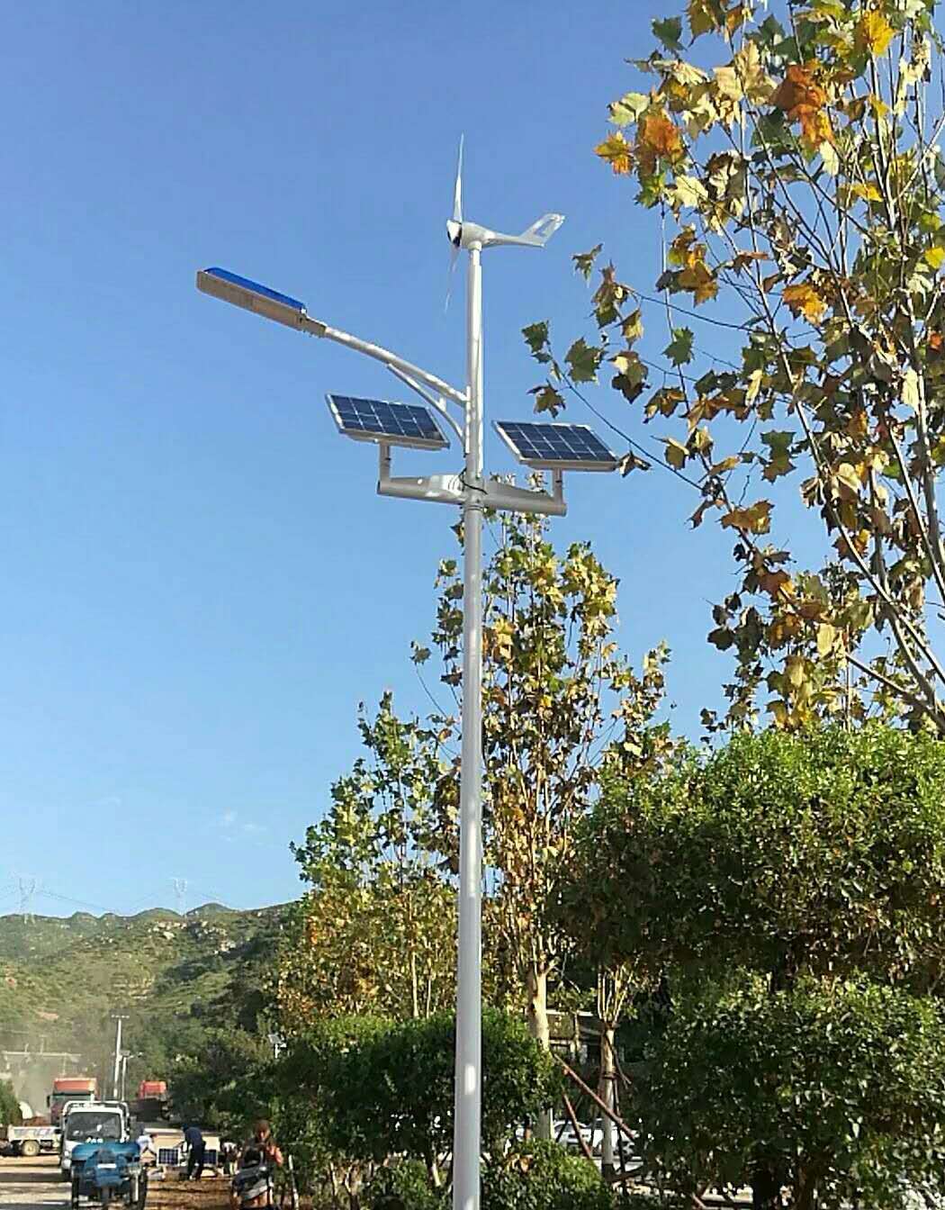 南京歐陸300W風(fēng)光互補(bǔ)發(fā)電機(jī)成功應(yīng)用在城市道路上.jpg